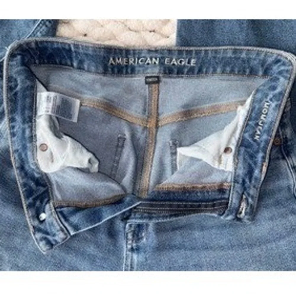 American Eagle Outfitters High Waisted Mom Jeans Medium Wash Size 8